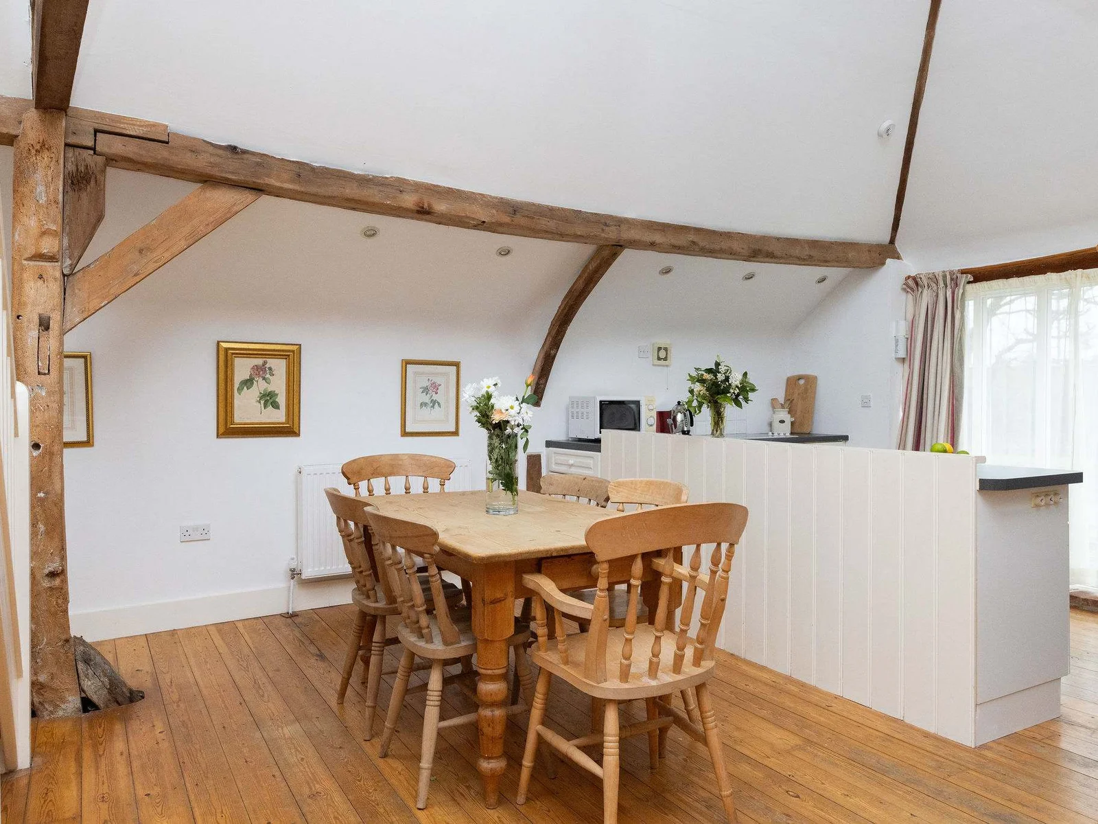 A great social space in Wren Barn with seating for 6 and open plan kitchen.