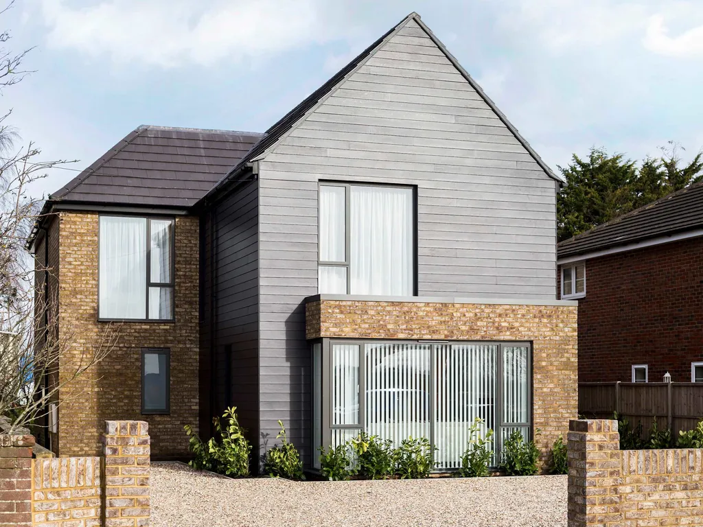 Stylish new home with parking – king beds, garden