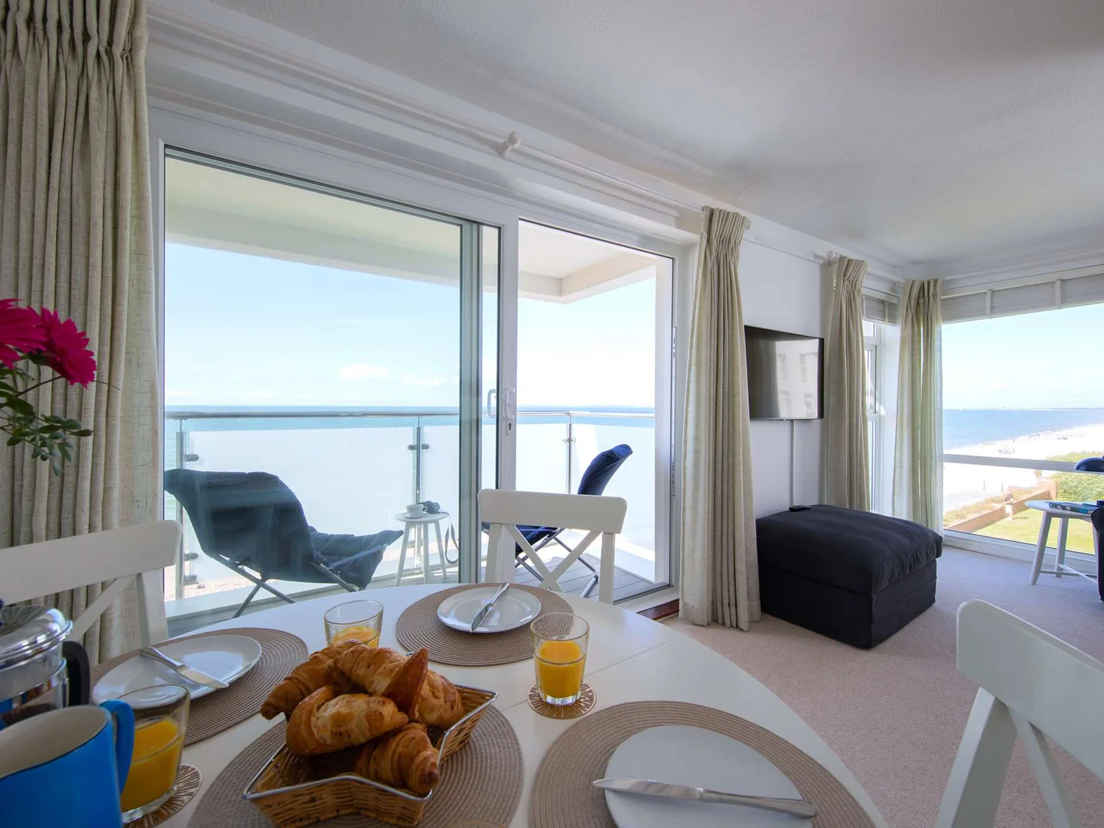 Breakfast, lunch or dinner with stunning sea views!