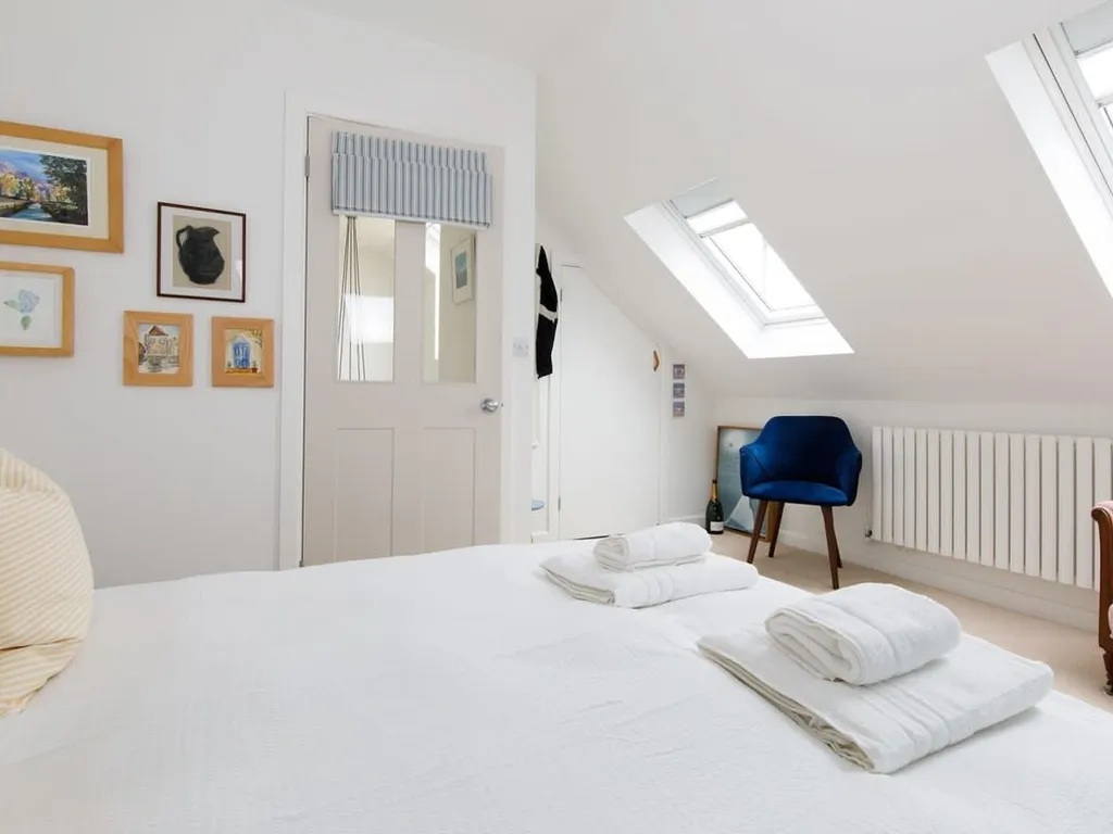 Pretty Coastal Home in Bosham, Close to Water