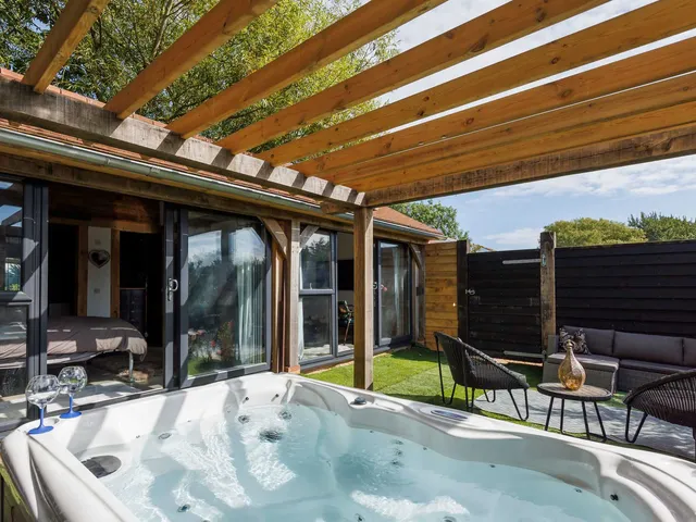 Romantic Countryside Lodge with Hot Tub