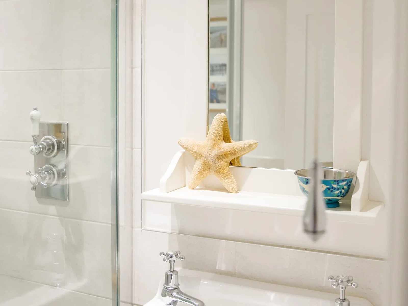 Would you look at the cute little sink