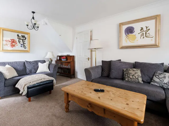 Spacious 4-Bed Seaside Retreat in Selsey