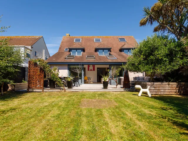 Gorgeous home for 12 – Walk to Beach – Sea View