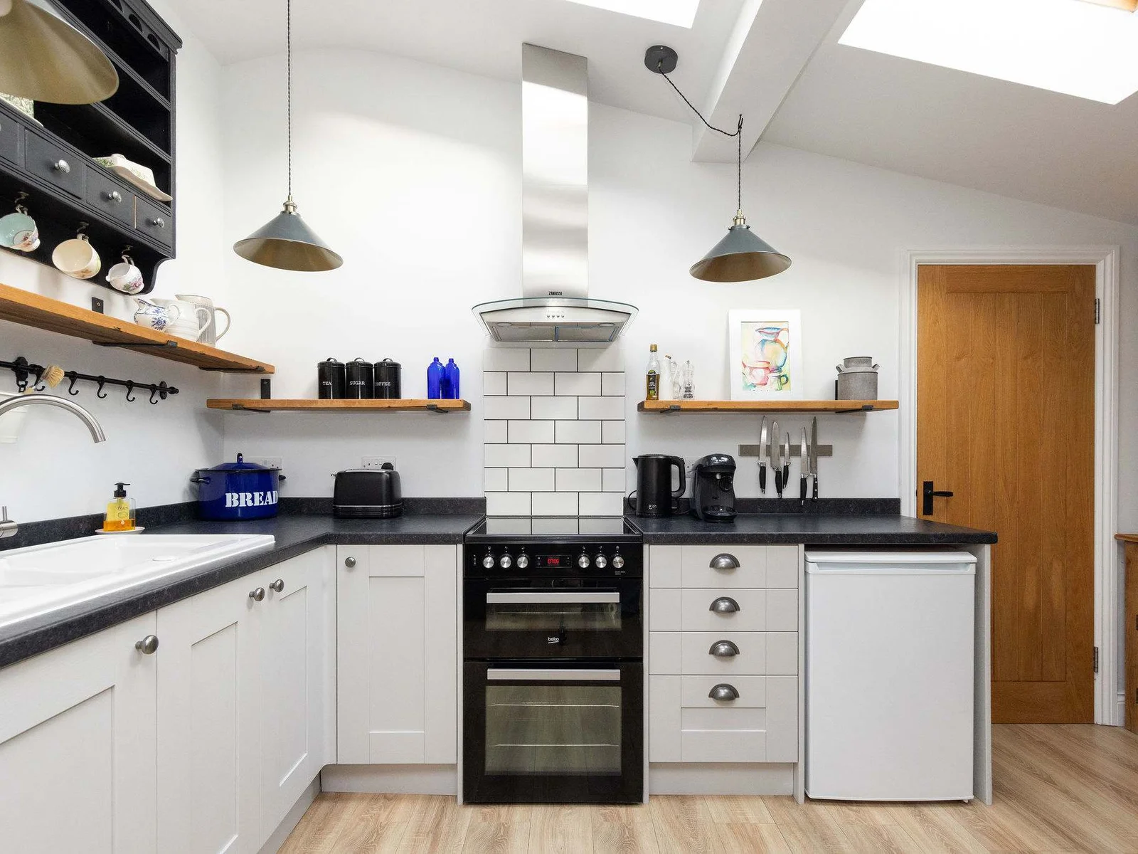 Modern kitchen with practical layout and contemporary finishes.