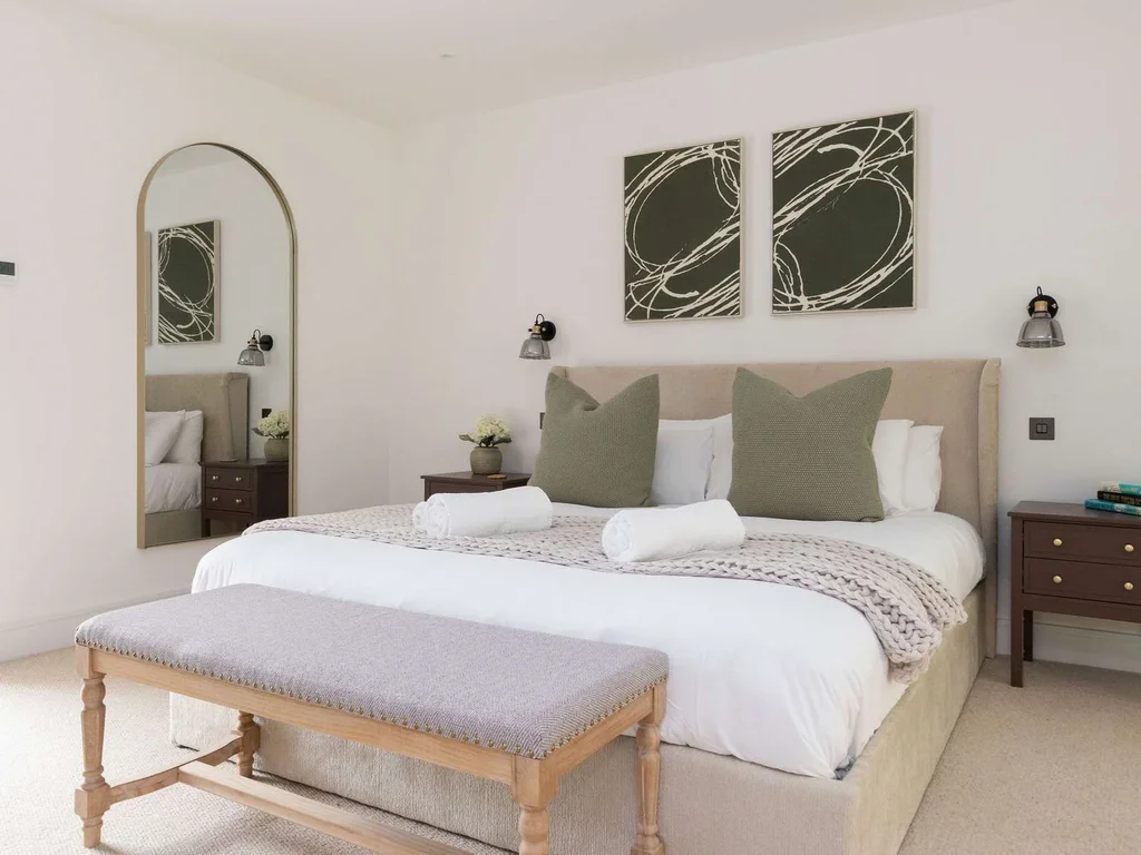 Spacious 6-Bed Home Near Goodwood
