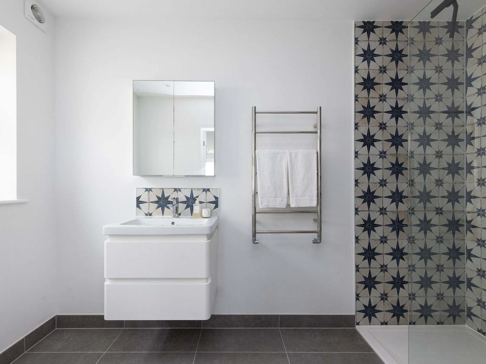 A fresh master en-suite with crisp coastal styling