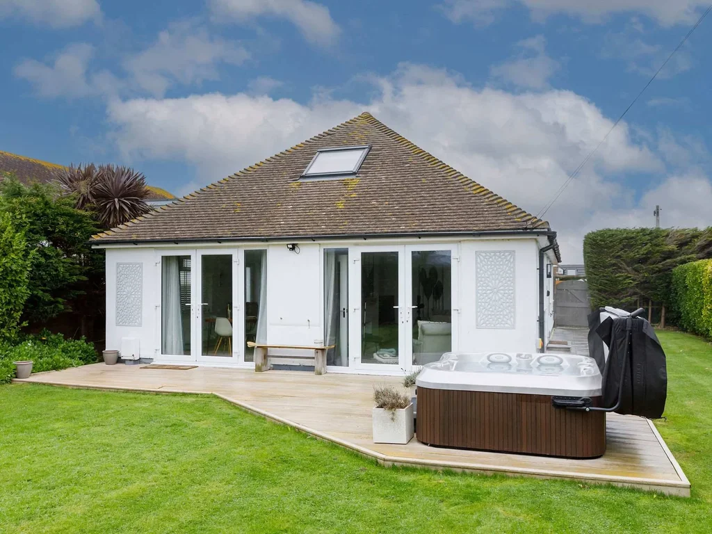 Beach house for 8 with hot tub & garden