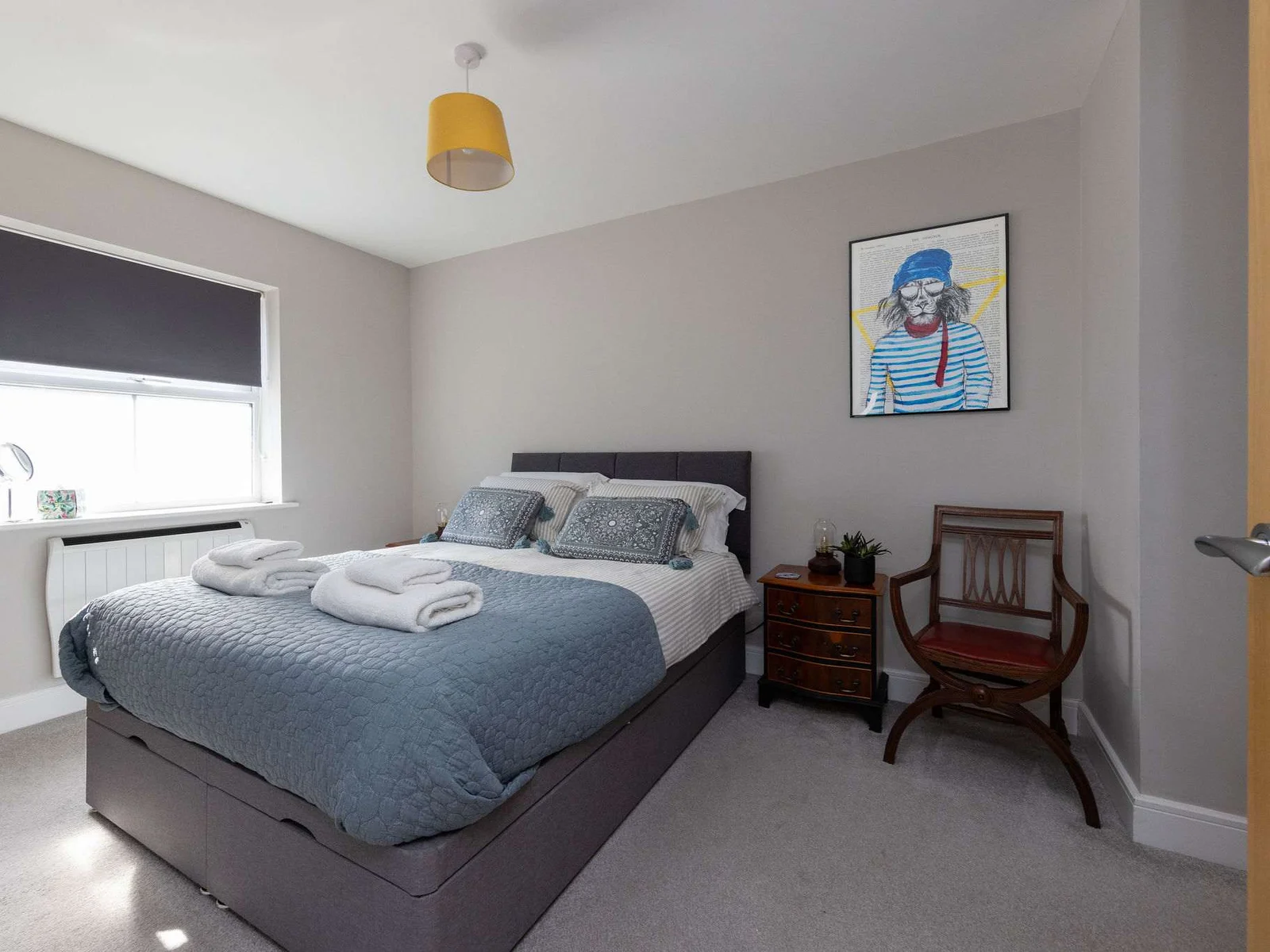 Bright contemporary kitchen with everything needed for relaxed family meals during your coastal getaway
