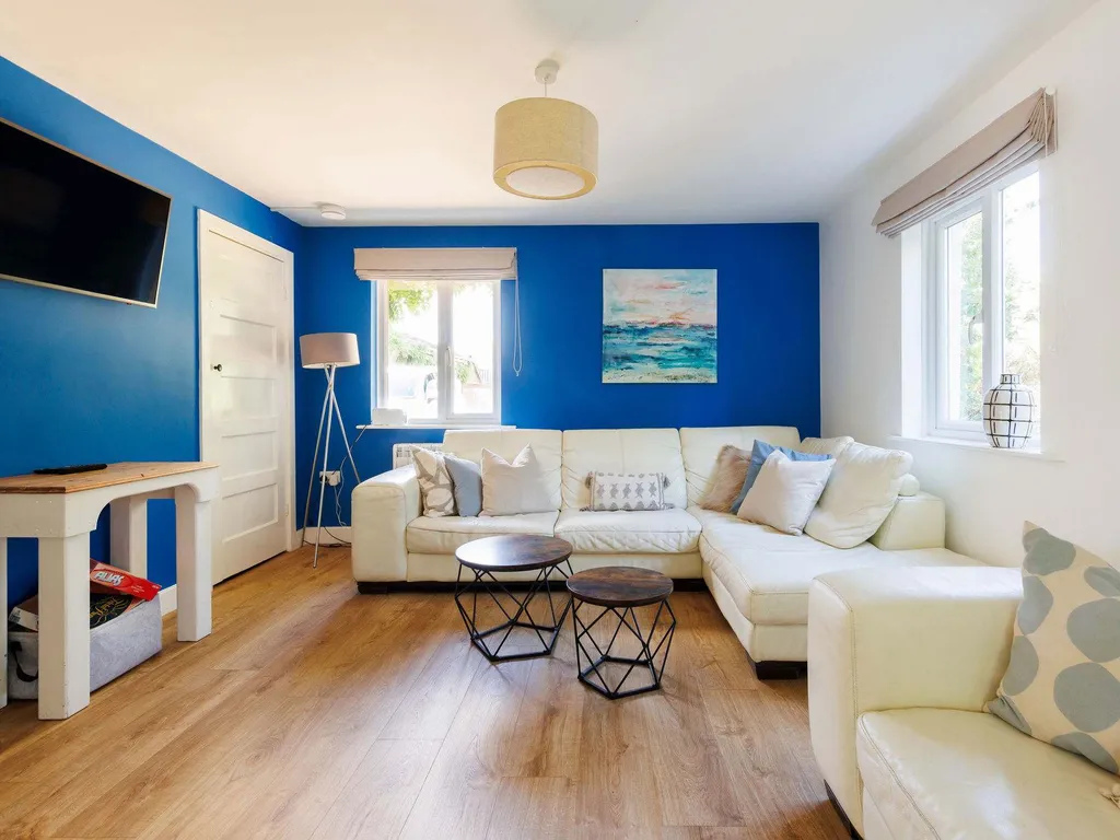 Modern 4-Bed Countryside Retreat with Garden