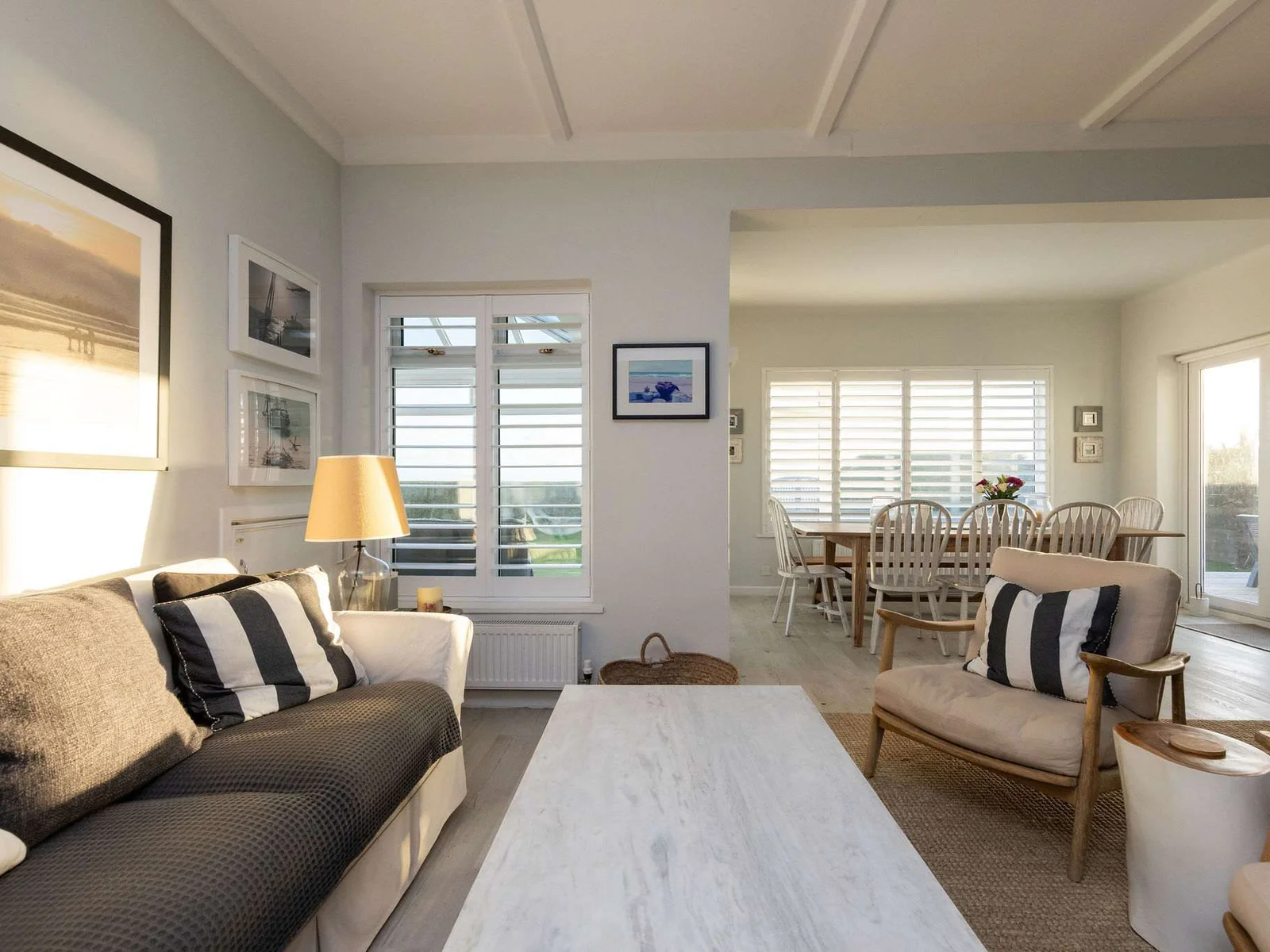 Bright open plan living & dining area for 10 guests, the prefect room for all the family!