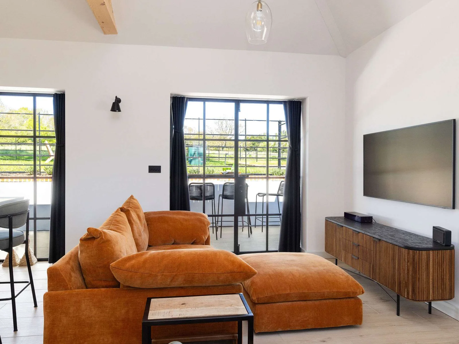 Settle into the cosy lounge for quiet evenings, countryside views, and relaxed stays near Chichester.