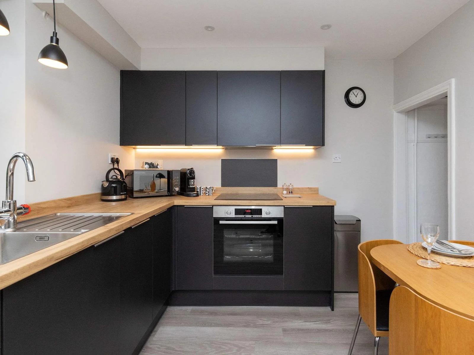 The fully equipped modern kitchen has everything you need to prepare all meals.