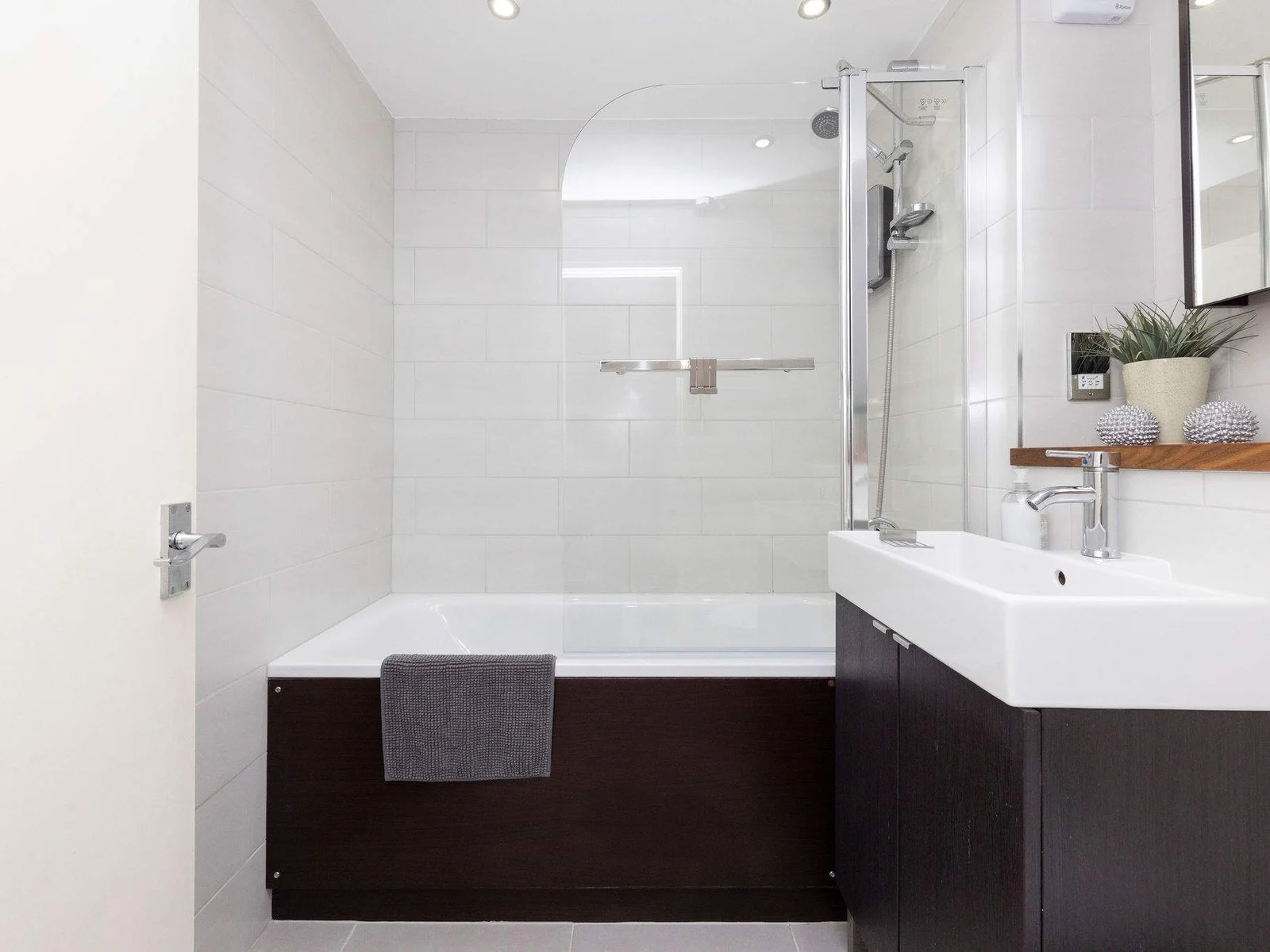 The main bathroom has a bath, overhead shower, wc and sink!