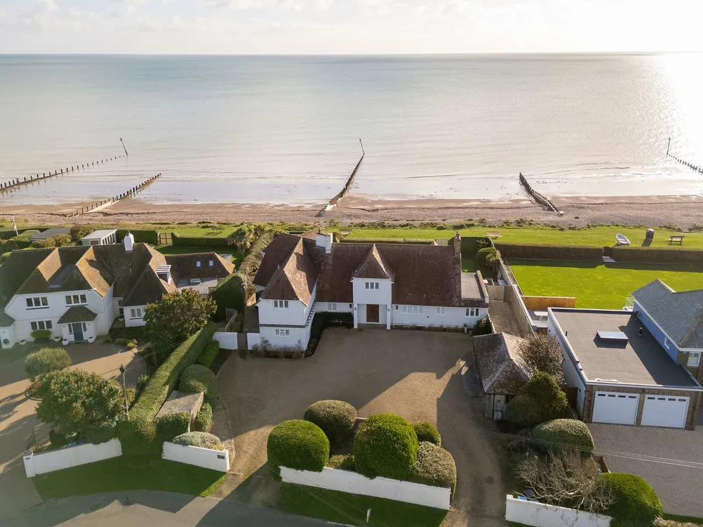 Luxury Beachfront Retreat for 14 with Hot Tub