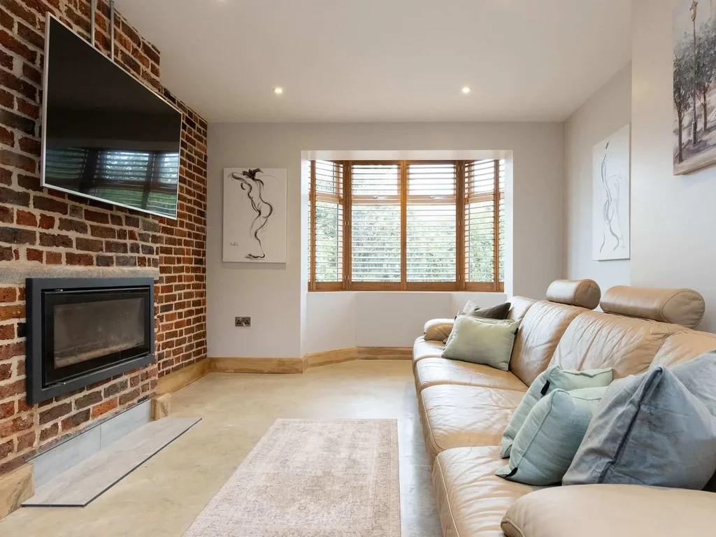 Spacious 4-Bed Near City & Sea