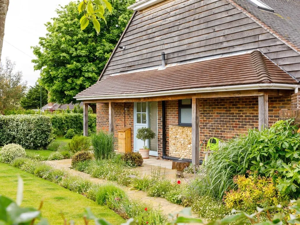 Pretty Coastal Home in Bosham, Close to Water
