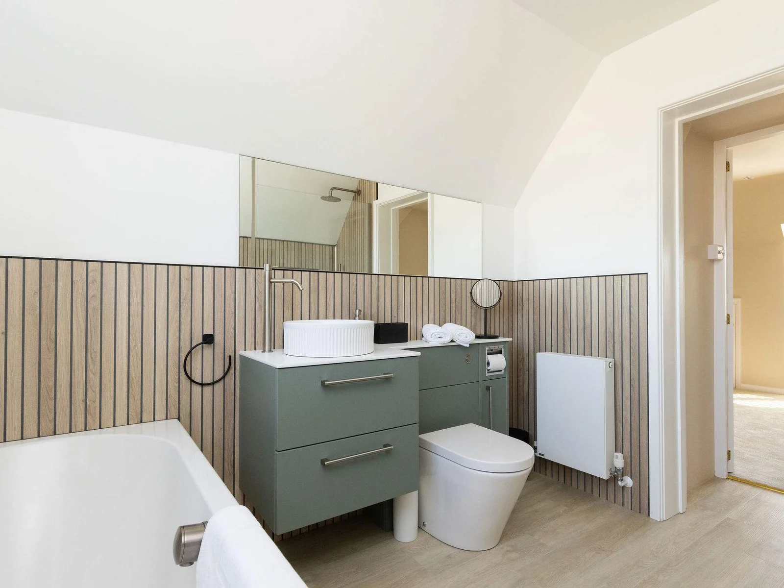 This en suite includes a wc, sink, bath and shower!