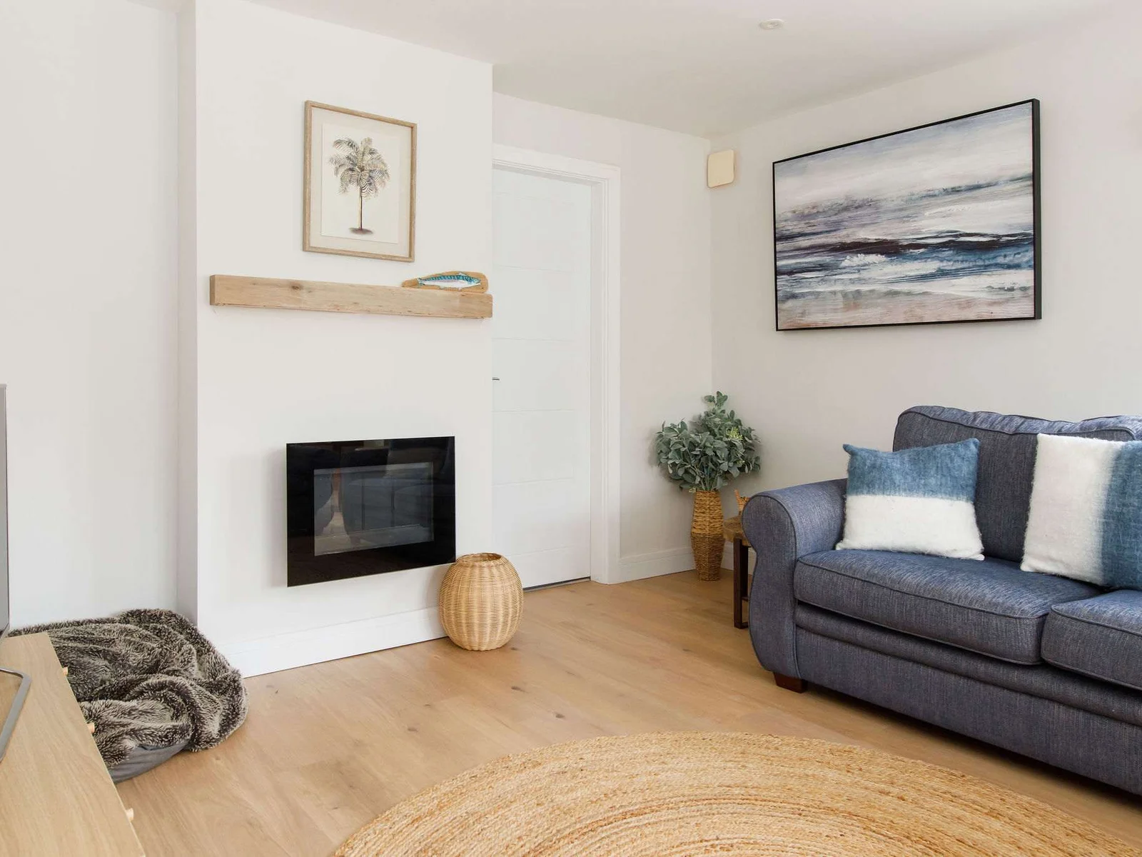 The snug has a warming gas stove.
