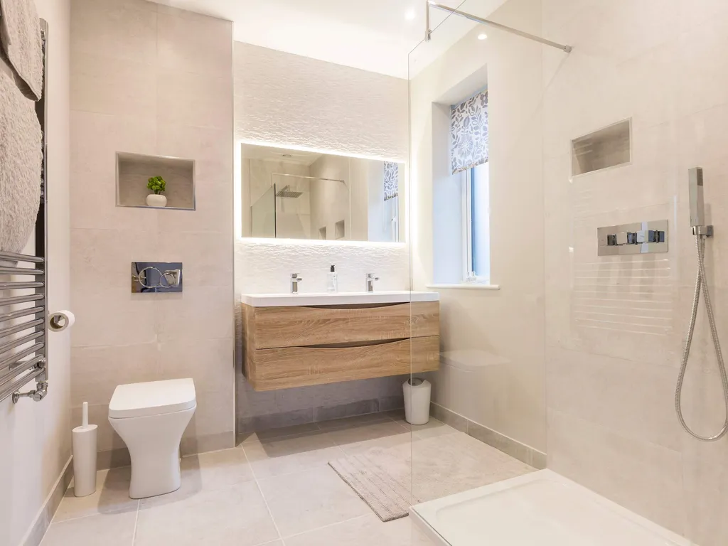 Stylish new home with parking – king beds, garden