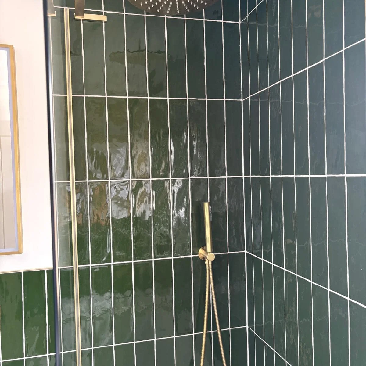 Choose between the luxurious rainfall shower or handheld shower head.