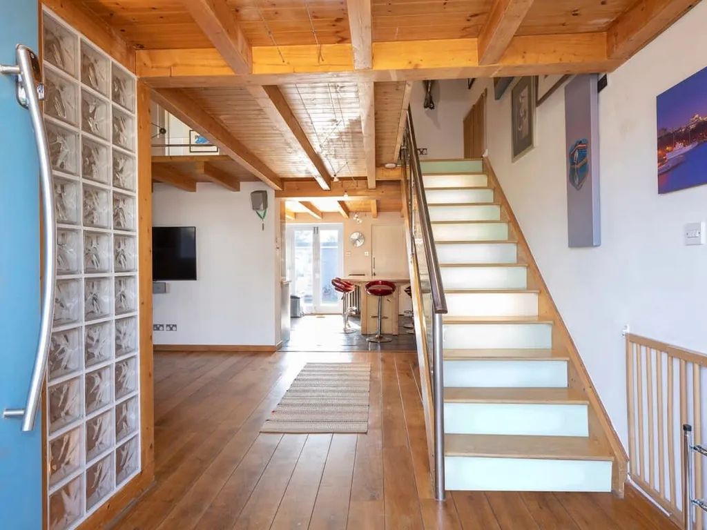 Stylist Split Level 2 Bed with Parking