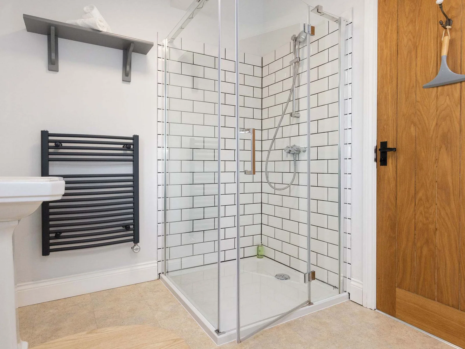 Walk-in shower with glass screen