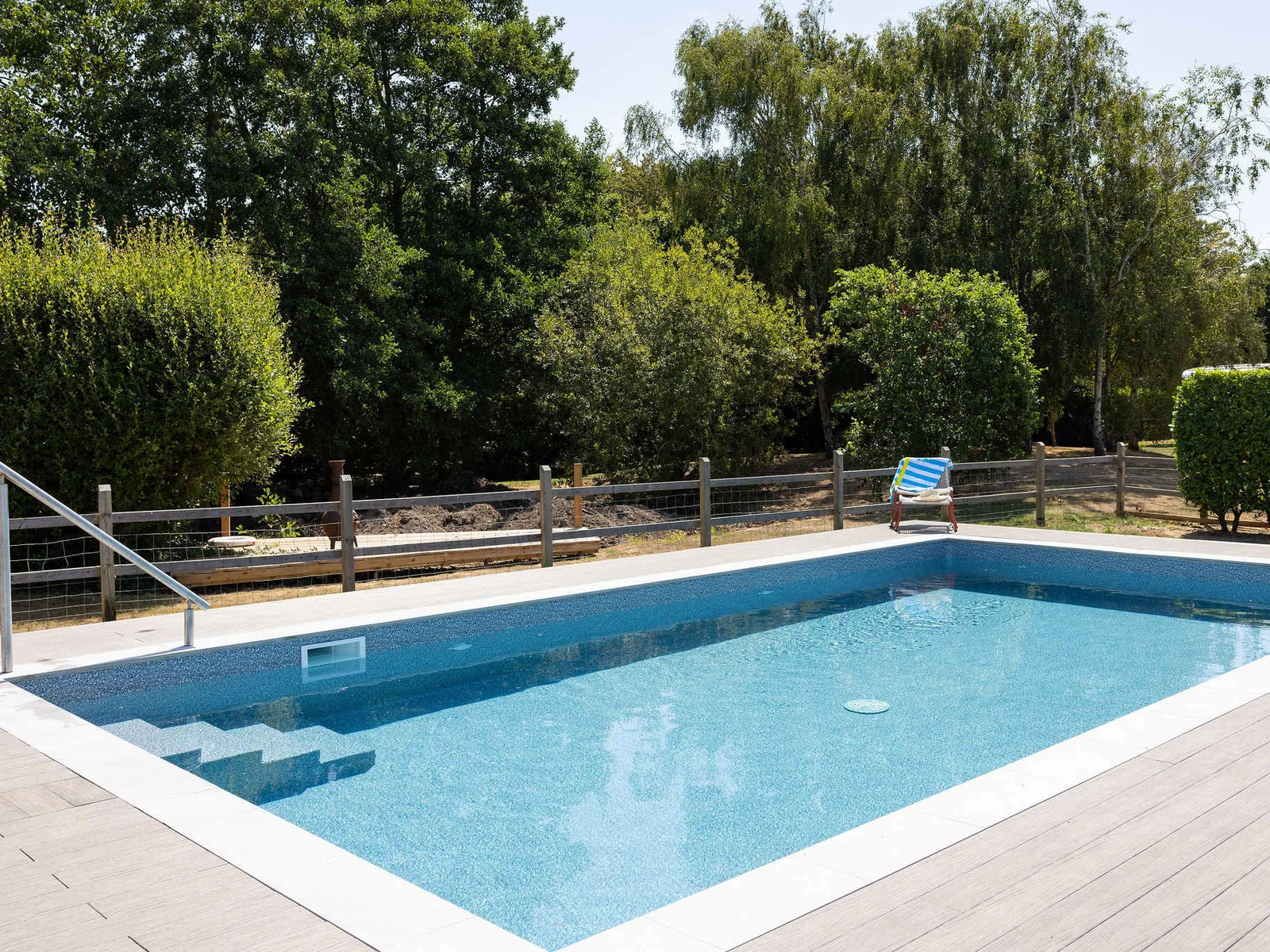 The pool is heated and seasonal (May to September weather dependent).
