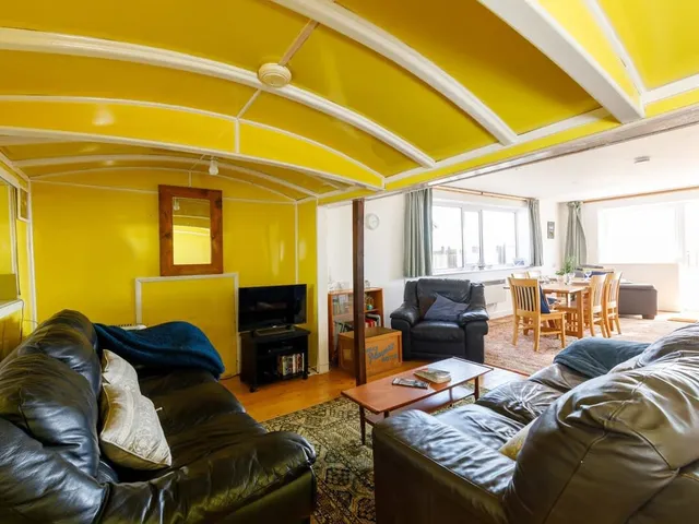 Sunny seafront chalet – sleeps 6