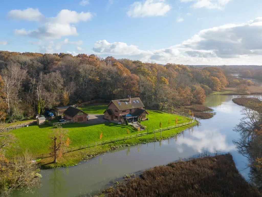 Serene Riverside: 6BR Luxury Retreat in Curdridge