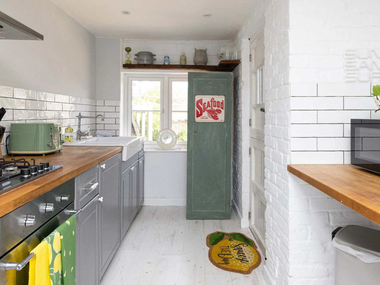 You will find an oven, gas hob, microwave, toaster and fridge/freezer.