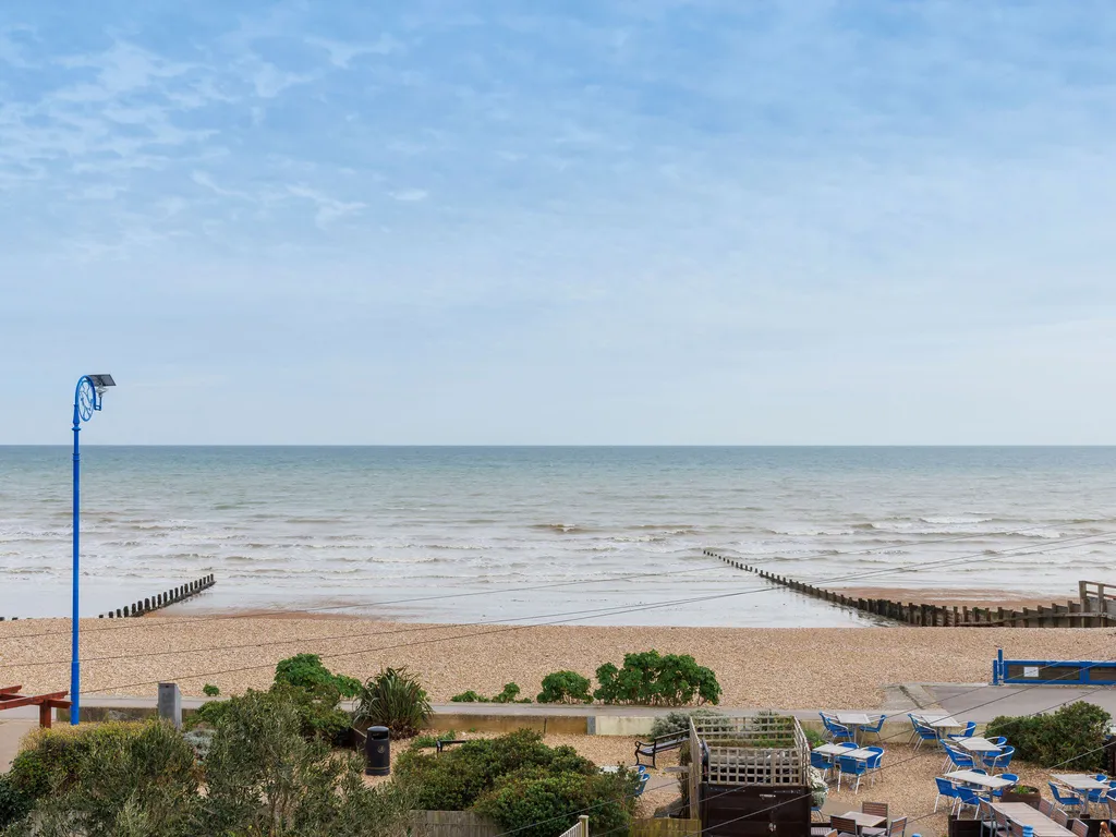 Chic 2-Bed Seafront Haven, Near Felpham Beach