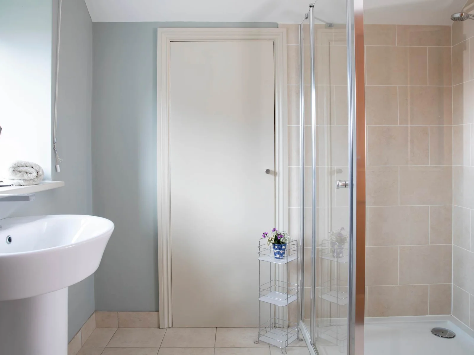 This is the en suite to bedroom 3.