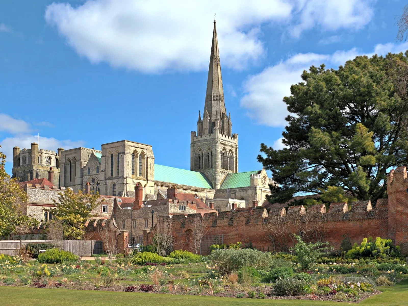 The cathedral city of Chichester is 10 minutes away.