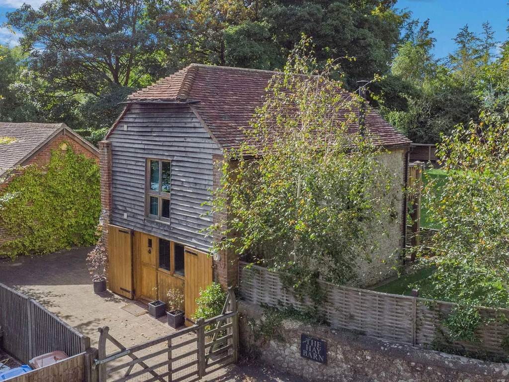 Luxury 2-Bed Hay Barn, En-Suites & Log Burner