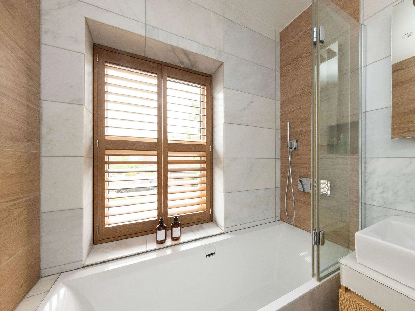 A bath with a handheld shower is perfect to freshen up after a day out sightseeing.