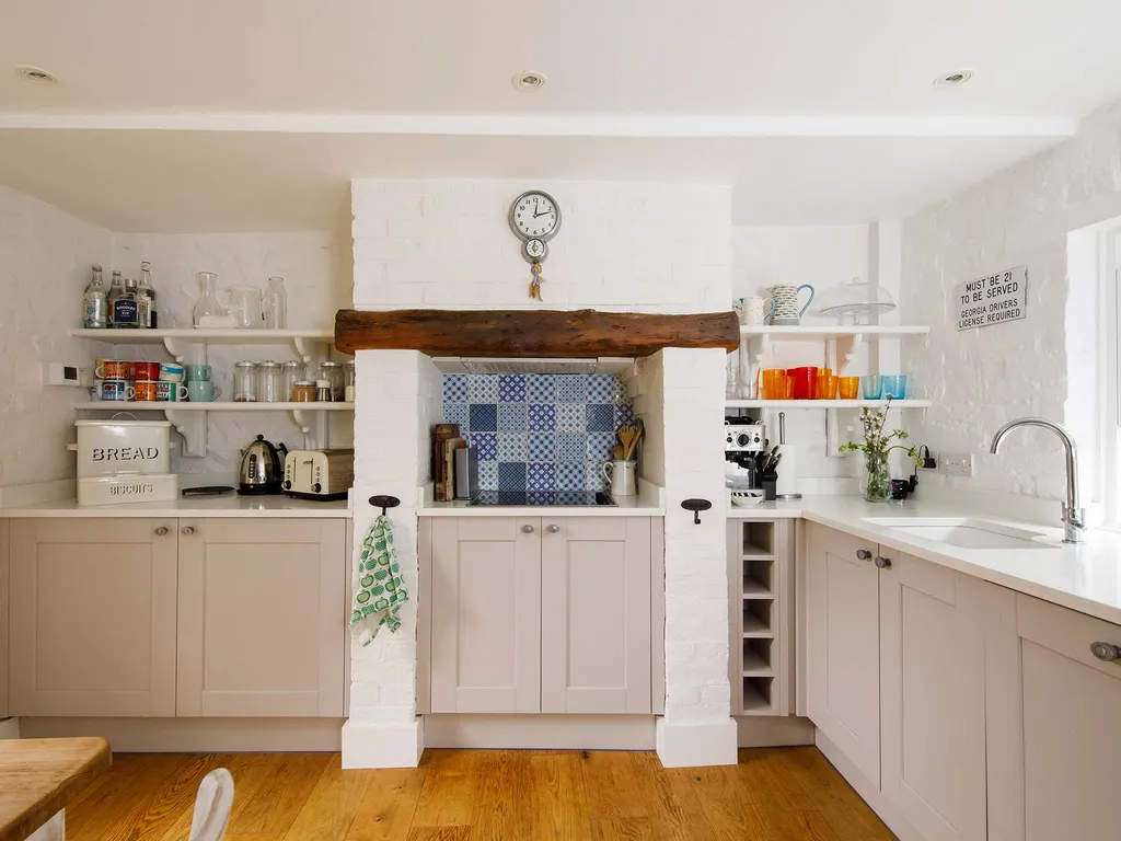 Country cottage in pretty village / quay views