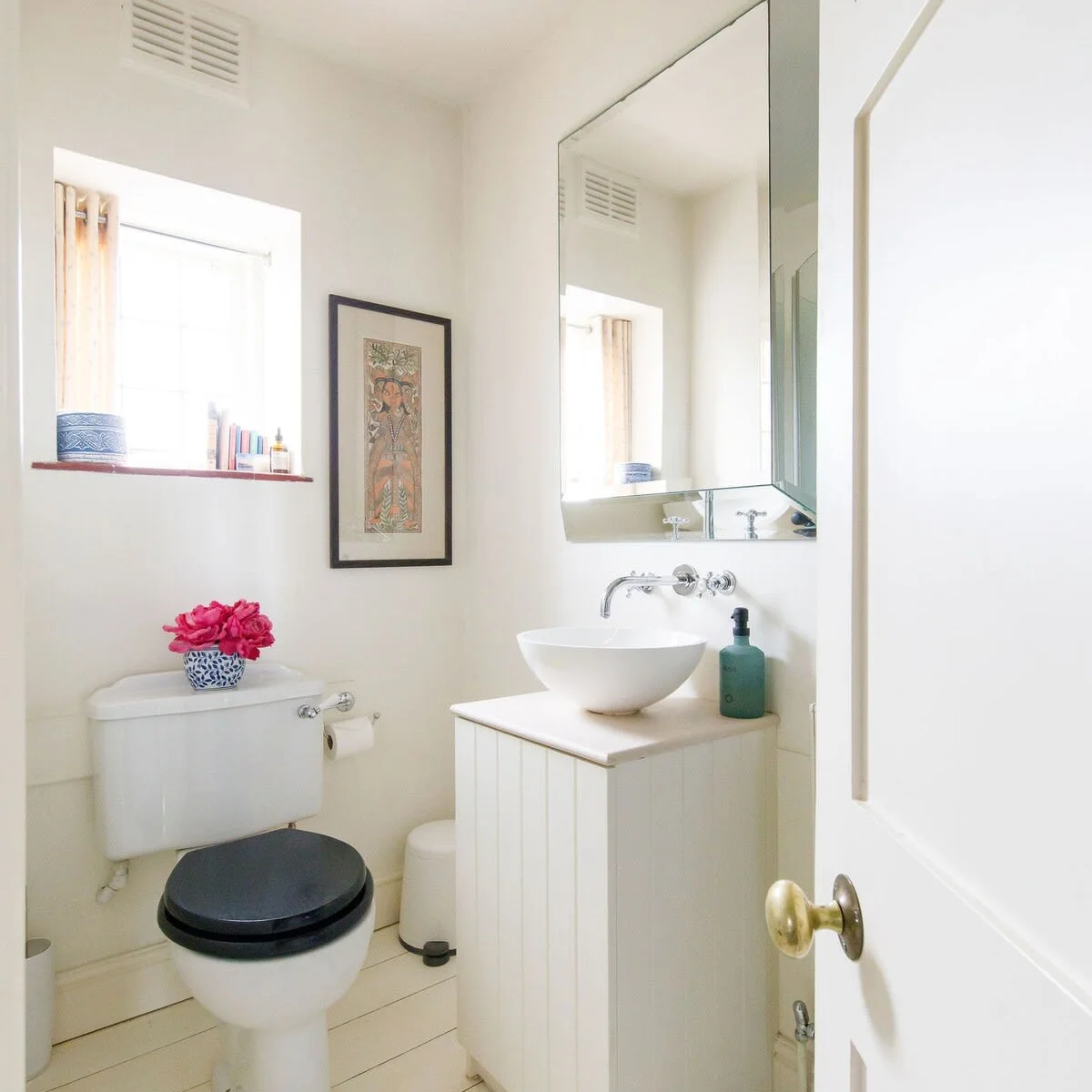 The upstairs shower room, with WC and sink.