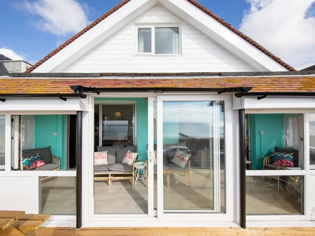 Stunning Beachfront Apt w/ Balcony & Sea Views
