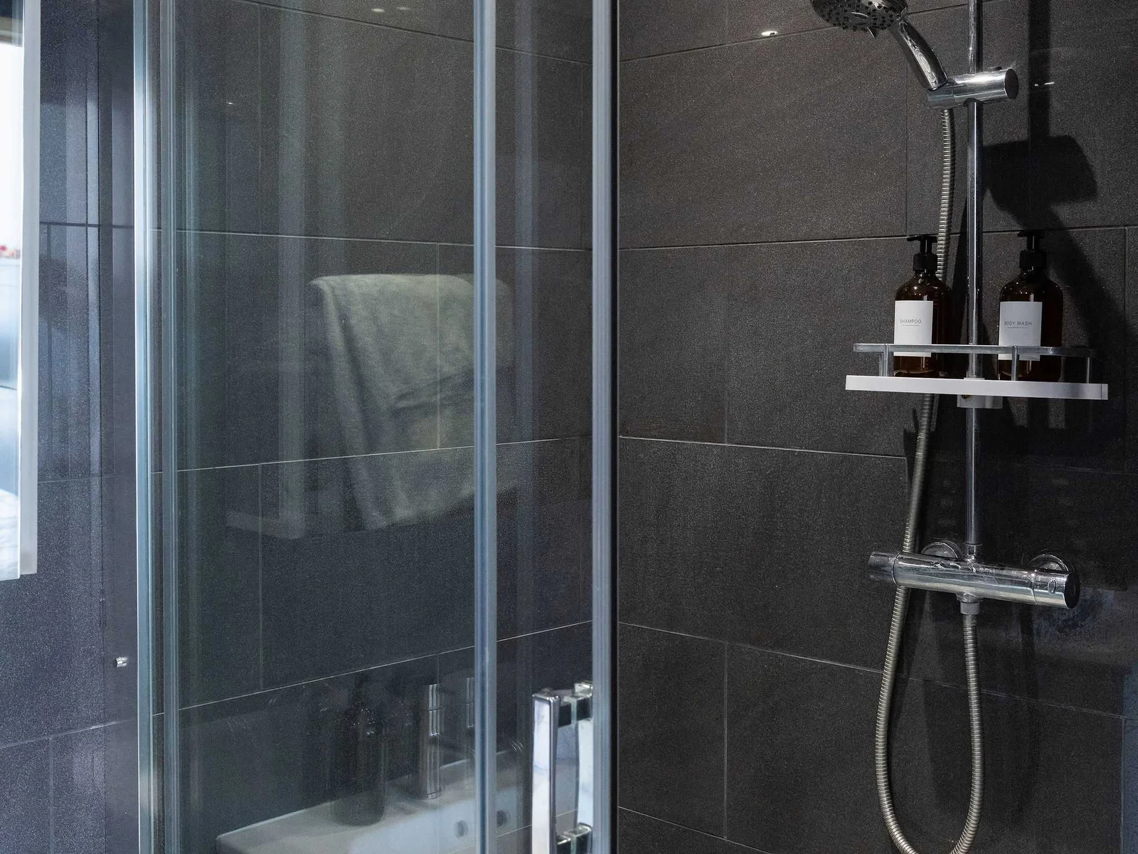 Powerful rain shower with quality toiletries