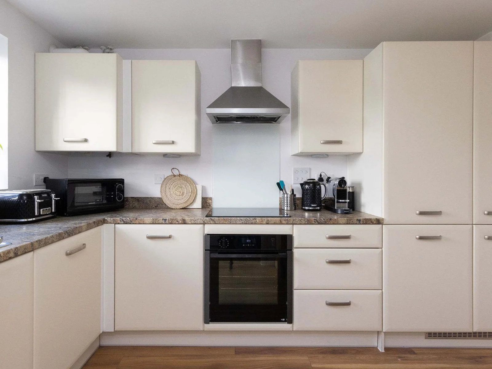 Fully-equipped kitchen with oven, hob, Nespresso coffee machine and dishwasher.