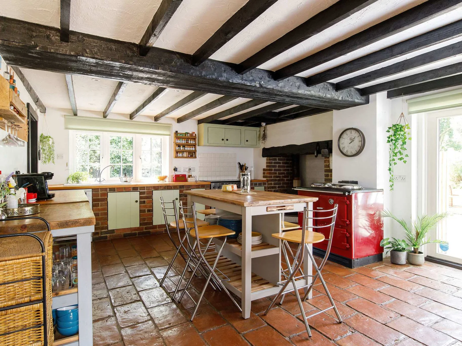 The fully equipped has everything you need to prepare drinks and meals for the whole family.
