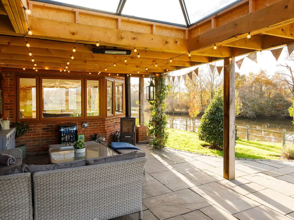 Serene Riverside: 6BR Luxury Retreat in Curdridge