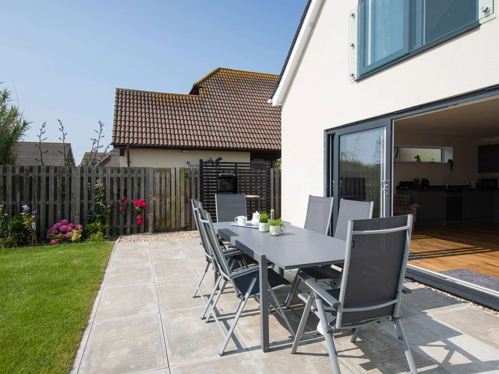 Prepare and serve delicious BBQ right here in the garden