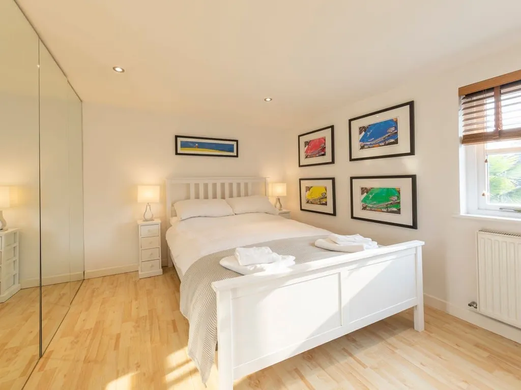 Stylist Split Level 2 Bed with Parking