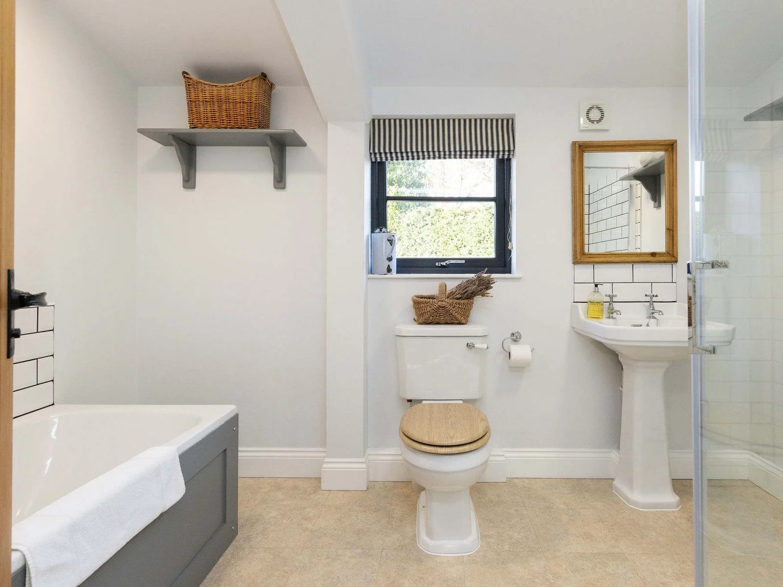Full bathroom with bath, WC, sink and walk-in shower!