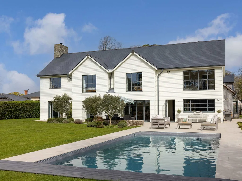 Chic Harbour Retreat for 10 with Pool