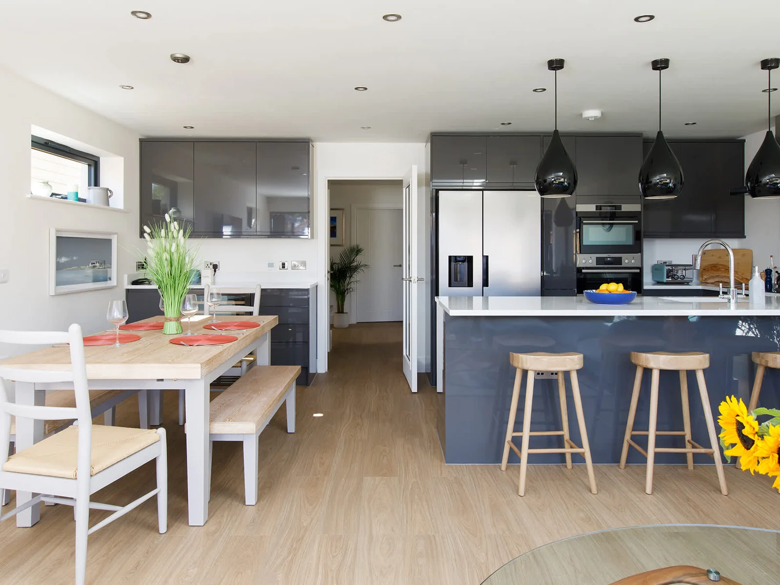 The kitchen/dining area is fantastic for social gatherings, evening meals and long, lazy breakfasts.