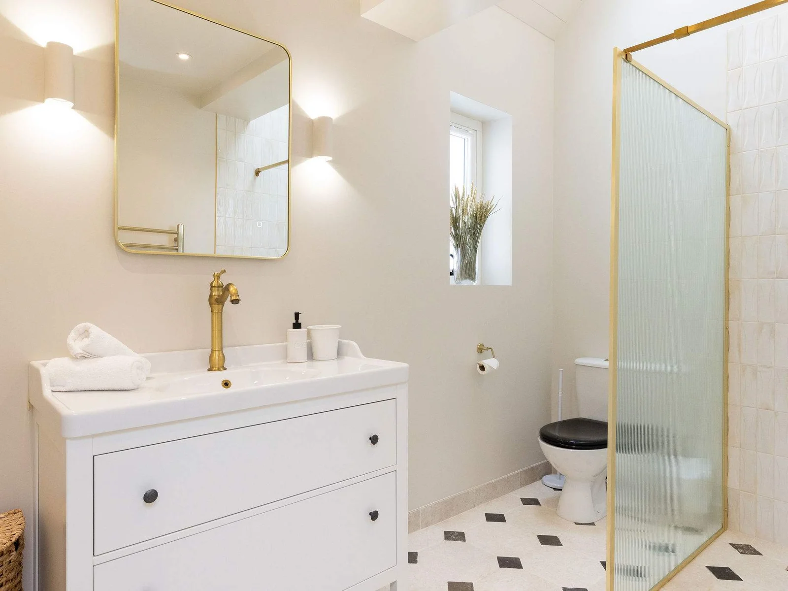 Stylish bathroom perfect for the family.