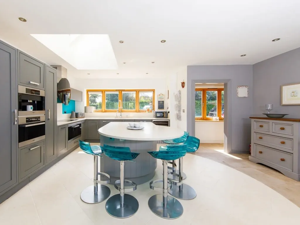 Barn-style Country Retreat Close to Marina